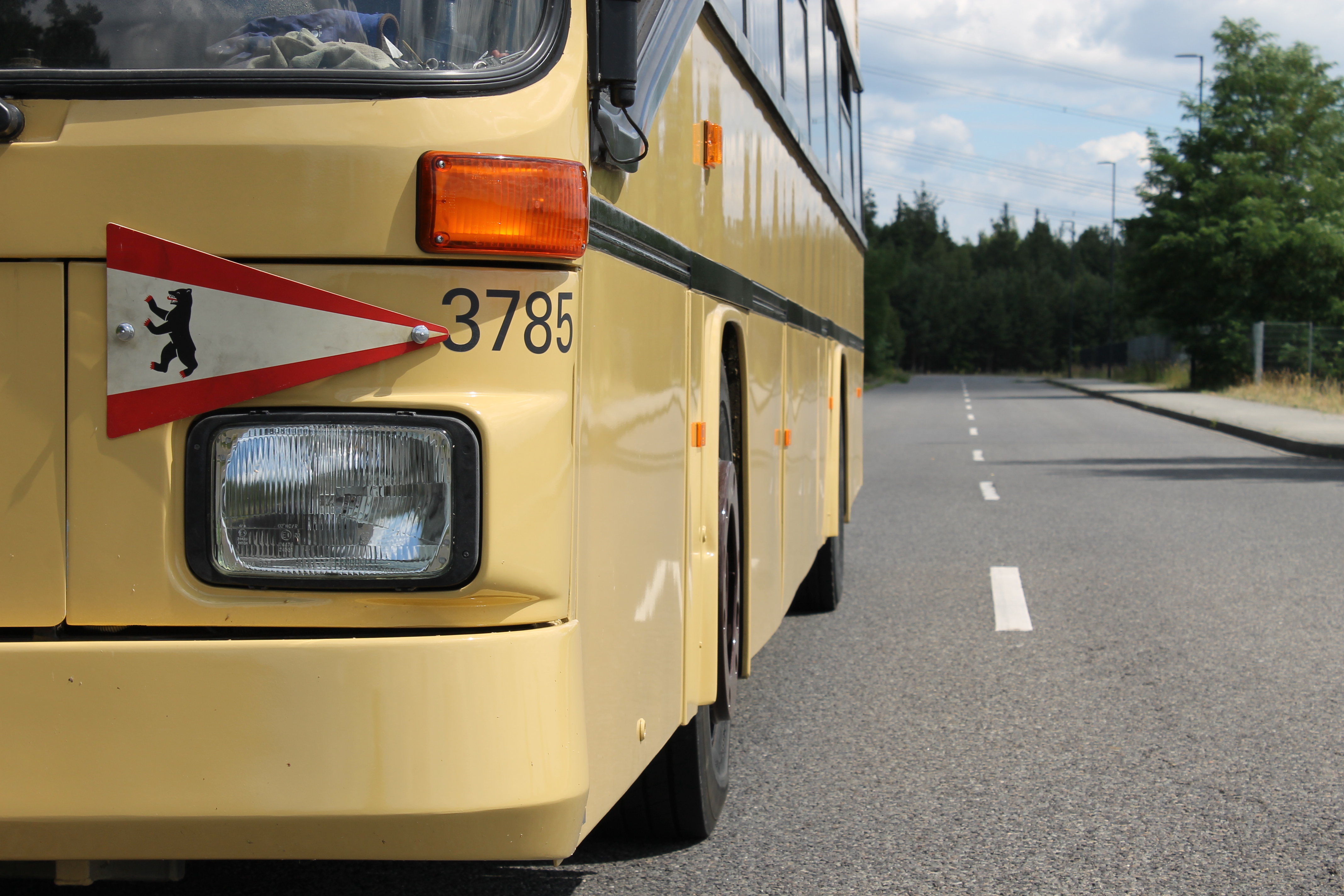 Historischer beiger Doppeldecker SD202 (Wagen 3785) auf der Straße