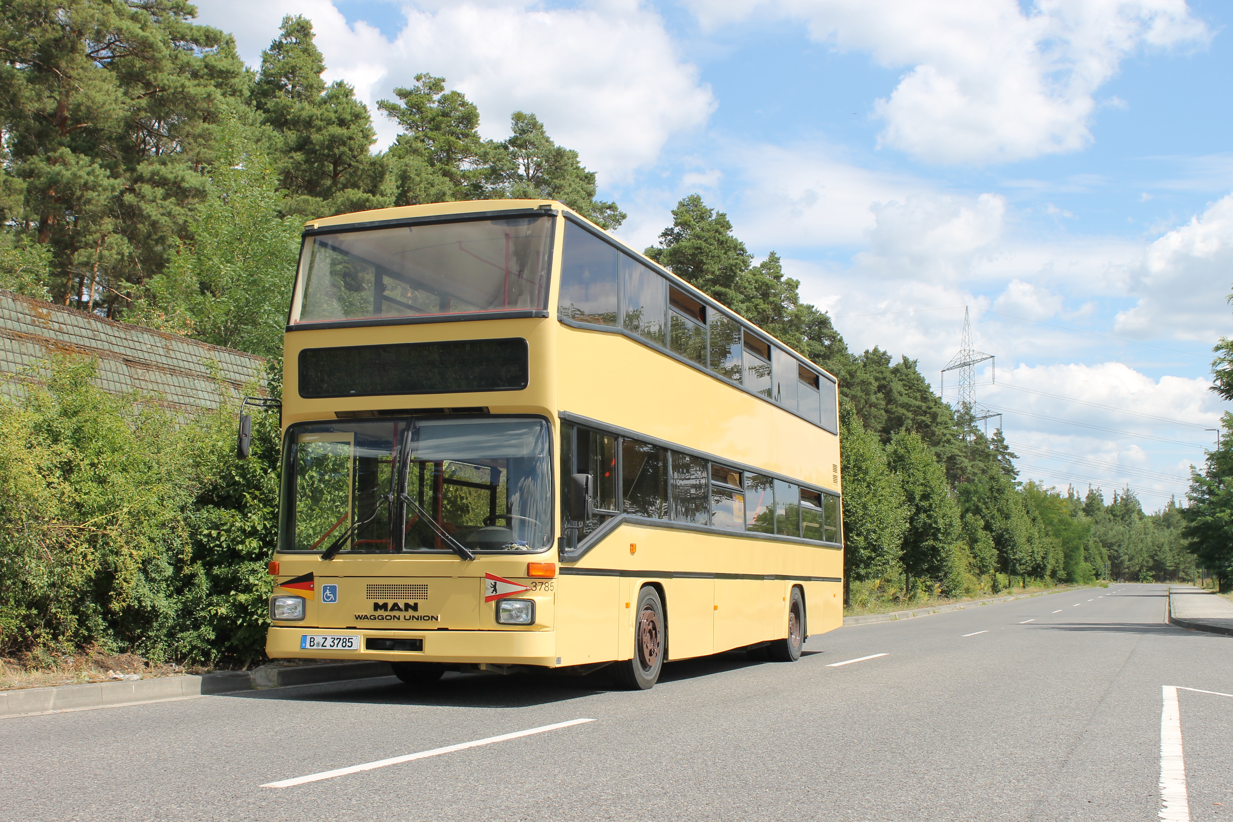 Beiger historischer Doppeldecker SD202 auf der Landstraße