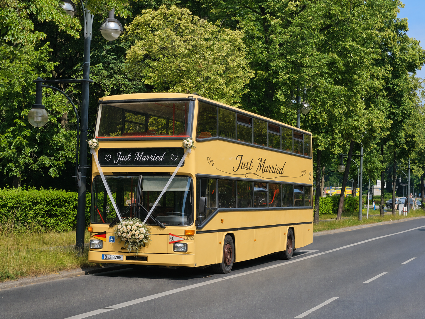Der historische Bus bei einer Hochzeit