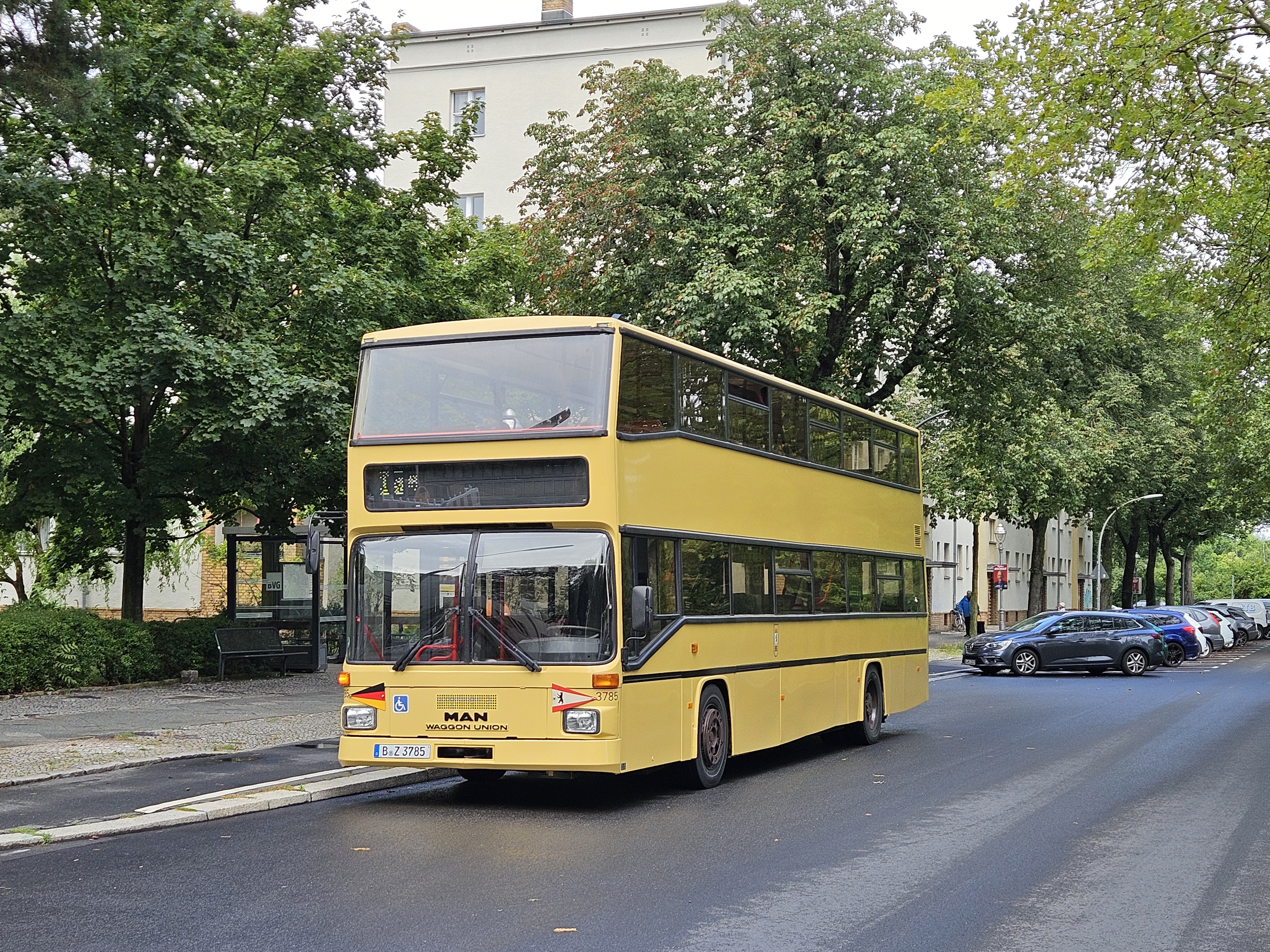 Beiger historischer Bus